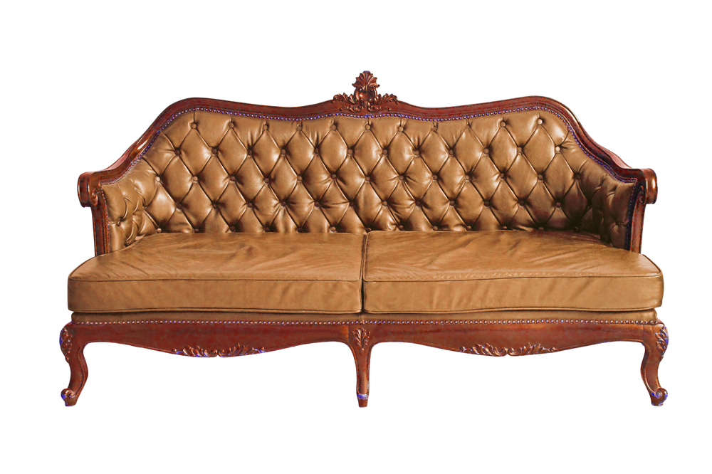 Главная особенность дизайна дивана верблюжья - более высокая спинка в центре, которая спускается непрерывной линией в подлокотники дивана